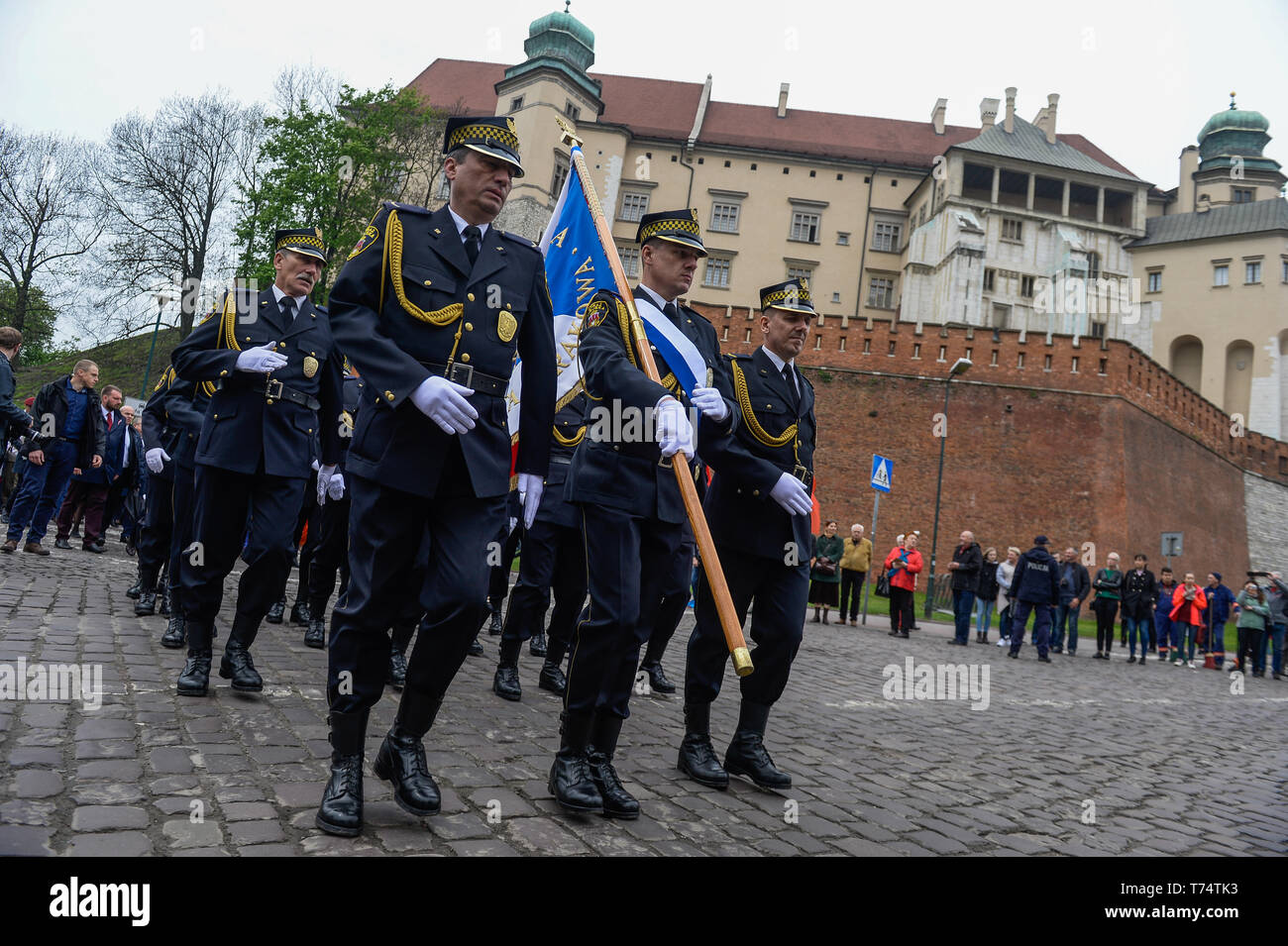 Krakau, Polen. 03 Mai, 2019. Die Bürger und die Pfadfinder der Polen gesehen, Teilnahme an der offiziellen Feierlichkeiten während der Tag der Verfassung in Krakau. Polnischen Tag der Verfassung am 3. Mai 1791, ist der weltweit älteste nationale Verfassung zu sein. Credit: SOPA Images Limited/Alamy leben Nachrichten Stockfoto