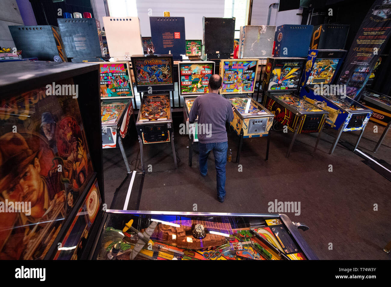 München, Deutschland. 03 Mai, 2019. Marco Wopkes, Turnier Spieler und Helfer, spielt auf einem flipperautomaten am Schauplatz der Deutschen Pinball Meisterschaft vor dem Start. Die deutsche Pinball Meisterschaft beginnt am 04.05.2019 in Bayern. Credit: Lino Mirgeler/dpa/Alamy leben Nachrichten Stockfoto