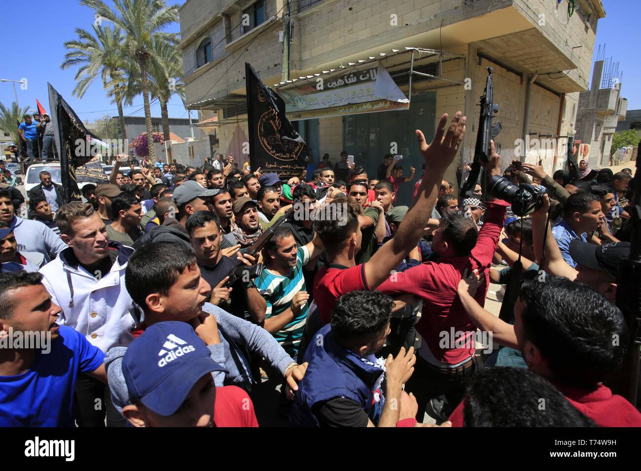 Gaza, Gazastreifen, palästinensischen Gebiet. 4. Mai, 2019. Trauernde tragen die Körper der Palästinensischen Raed Abu Tair, während eines Protestes auf der Israel-Gaza Grenzzaun, während seiner Beerdigung in Khan Yunis im südlichen Gazastreifen am 4. Mai 2019 getötet. Berichten zufolge fünf Palästinenser getötet wurden, darunter drei, die sich in israelischer Luftangriffe im Gazastreifen und zwei während der Proteste nach dem Freitagsgebet in der Nähe der Grenze mit Israel östlichen Gazastreifen Credit: Ramadan El-Agha/APA-Images/ZUMA Draht/Alamy leben Nachrichten Stockfoto