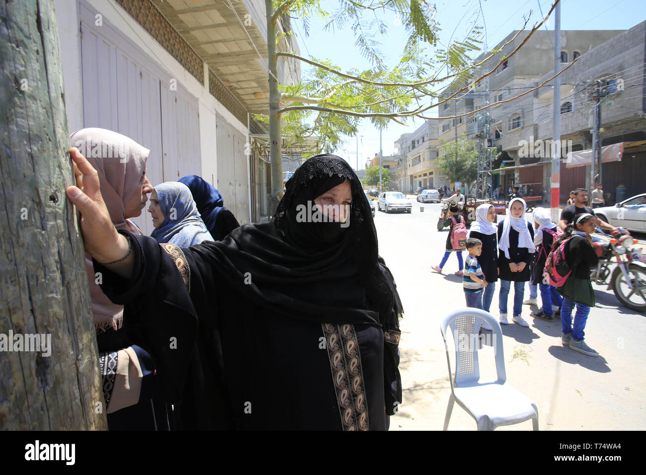 Gaza, Gazastreifen, palästinensischen Gebiet. 4. Mai, 2019. Verwandte trauern bei der Beerdigung von palästinensischen Raed Abu Tair, während eines Protestes auf der Israel-Gaza Grenzzaun getötet wurde, in Khan Yunis im südlichen Gazastreifen am 4. Mai 2019. Berichten zufolge fünf Palästinenser getötet wurden, darunter drei, die sich in israelischer Luftangriffe im Gazastreifen und zwei während der Proteste nach dem Freitagsgebet in der Nähe der Grenze mit Israel östlichen Gazastreifen Credit: Ramadan El-Agha/APA-Images/ZUMA Draht/Alamy leben Nachrichten Stockfoto