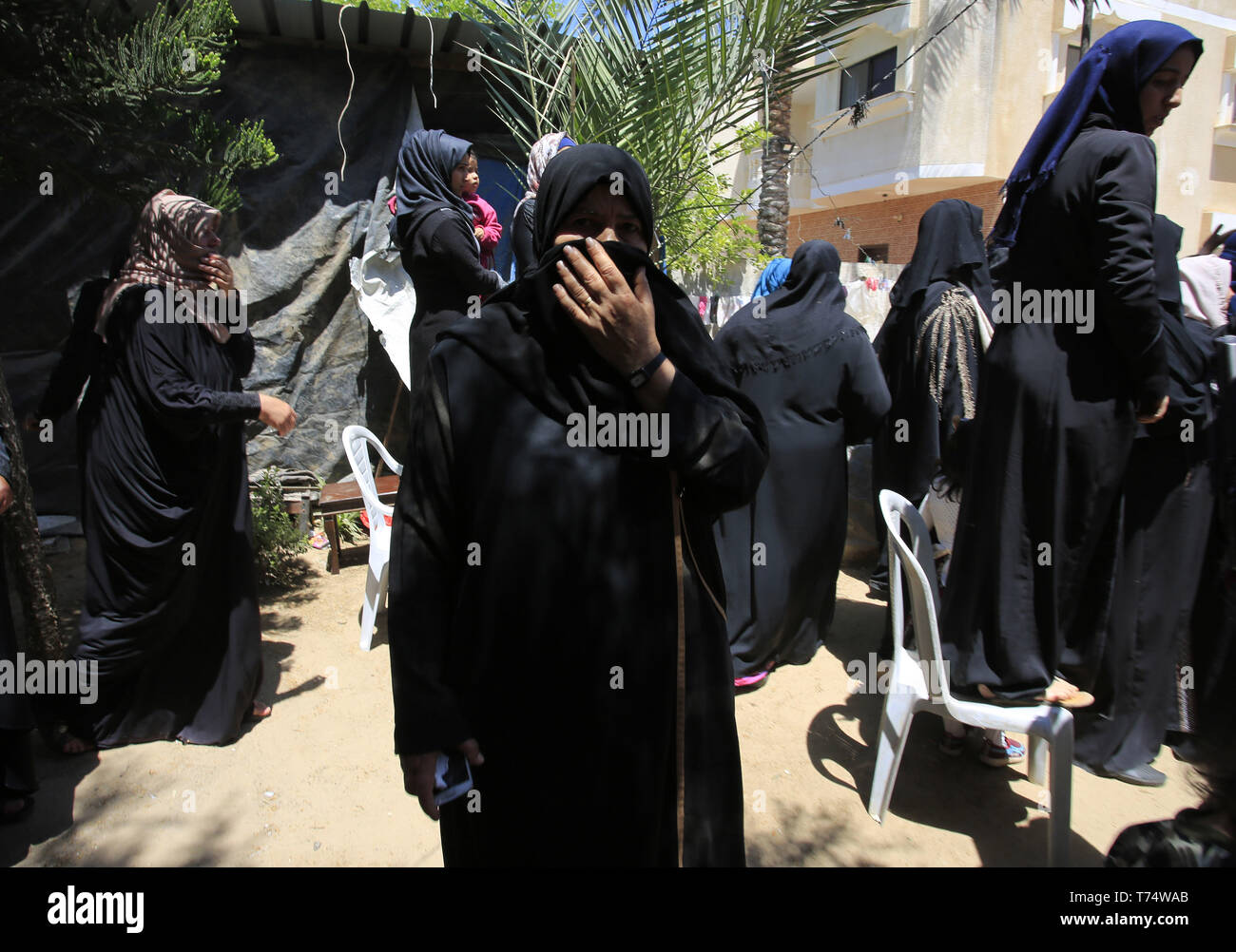 Gaza, Gazastreifen, palästinensischen Gebiet. 4. Mai, 2019. Verwandte trauern bei der Beerdigung von palästinensischen Raed Abu Tair, während eines Protestes auf der Israel-Gaza Grenzzaun getötet wurde, in Khan Yunis im südlichen Gazastreifen am 4. Mai 2019. Berichten zufolge fünf Palästinenser getötet wurden, darunter drei, die sich in israelischer Luftangriffe im Gazastreifen und zwei während der Proteste nach dem Freitagsgebet in der Nähe der Grenze mit Israel östlichen Gazastreifen Credit: Ramadan El-Agha/APA-Images/ZUMA Draht/Alamy leben Nachrichten Stockfoto