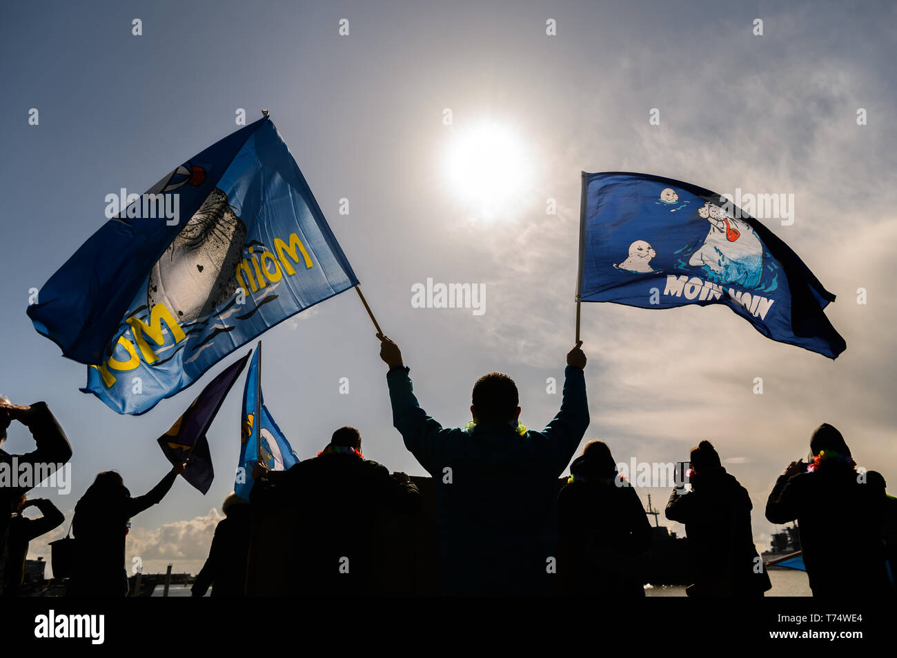 Wilhelmshaven, Deutschland. 04 Mai, 2019. Ein Mitglied einer Marine Soldat hält zwei Fahnen mit der Aufschrift 'Moin Moin' Während die Rückkehr des Einsatzgruppenversorgers "Bonn". Die naval Schiff hatte an einer NATO-Mission in die Ägäis beteiligt und unterstützt die Küstenwache der Türkei und Griechenland gibt. Credit: mohssen Assanimoghaddam/dpa/Alamy leben Nachrichten Stockfoto