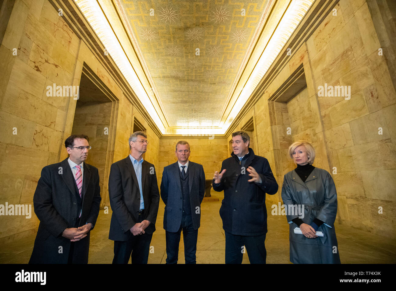 04.Mai 2019 Bayern, Nürnberg: Daniel Ferdinand Ulrich (L-R), die Planung und den Bau der Stadt Nürnberg, Michael Piazolo (Freie Wähler), Minister für Bildung und kulturelle Angelegenheiten von Bayern, Ulrich Maly (SPD), Oberbürgermeister der Stadt Nürnberg, Markus Söder (CSU), Ministerpräsident von Bayern, und Julia Lehner, Kulturreferent der Stadt Nürnberg, informieren sich über die geplanten Sanierungsmaßnahmen auf einer Presseveranstaltung in der Halle (Goldener Saal) im Zeppelin Tribüne auf dem ehemaligen Reichs partei taggelände. Neben der Bundesregierung, der Freistaat Bavar Stockfoto