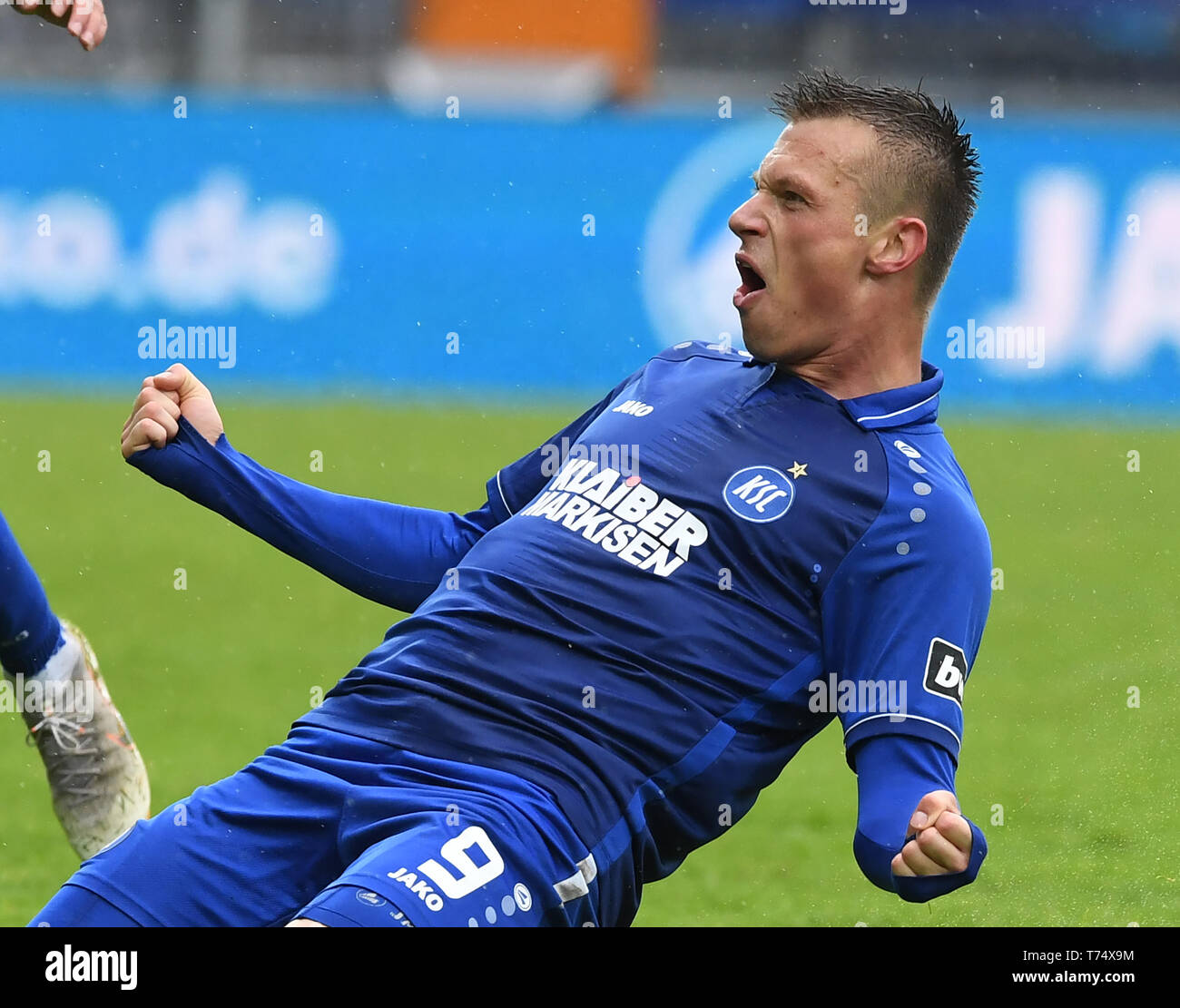 Karlsruhe, Deutschland. 04 Mai, 2019. Fussball: 3. Liga, Karlsruher SC - SG Sonnenhof Großaspach, 36. Spieltag im Wildparkstadion. Marvin Pourie aus Karlsruhe Cheers, um sein Ziel zu 2-0. Credit: Uli Deck / dpa - WICHTIGER HINWEIS: In Übereinstimmung mit den Anforderungen der DFL Deutsche Fußball Liga oder der DFB Deutscher Fußball-Bund ist es untersagt, zu verwenden oder verwendet Fotos im Stadion und/oder das Spiel in Form von Bildern und/oder Videos - wie Foto Sequenzen getroffen haben./dpa/Alamy leben Nachrichten Stockfoto