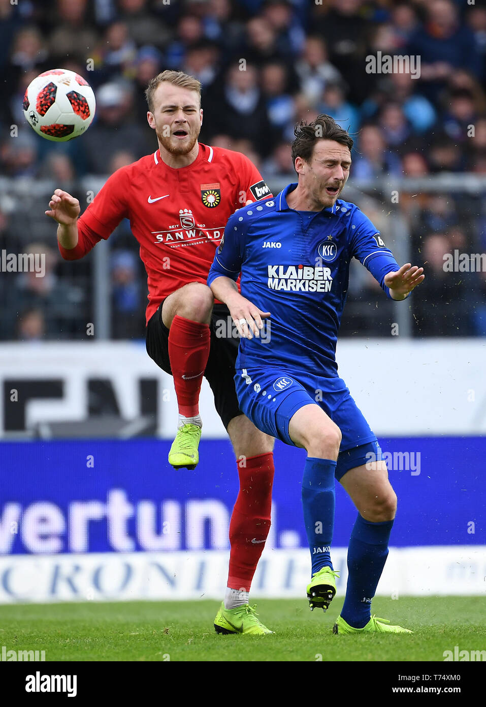 Karlsruhe, Deutschland. 04. Mai 2019. Duelle, Duell zwischen Korbinian Burger (SG Sonnenhof Grossaspach) und Marin Sverko (KSC). GES/Fußball/3. Liga: Karlsruher SC - SG Sonnenhof Grossaspach, 4. Mai 1919 - Fußball 3. Division: Karlsruher SC vs SG Sonnenhof Grossaspach, Karlsruhe, Mai 04, 2019 - | Verwendung der weltweiten Kredit: dpa/Alamy leben Nachrichten Stockfoto