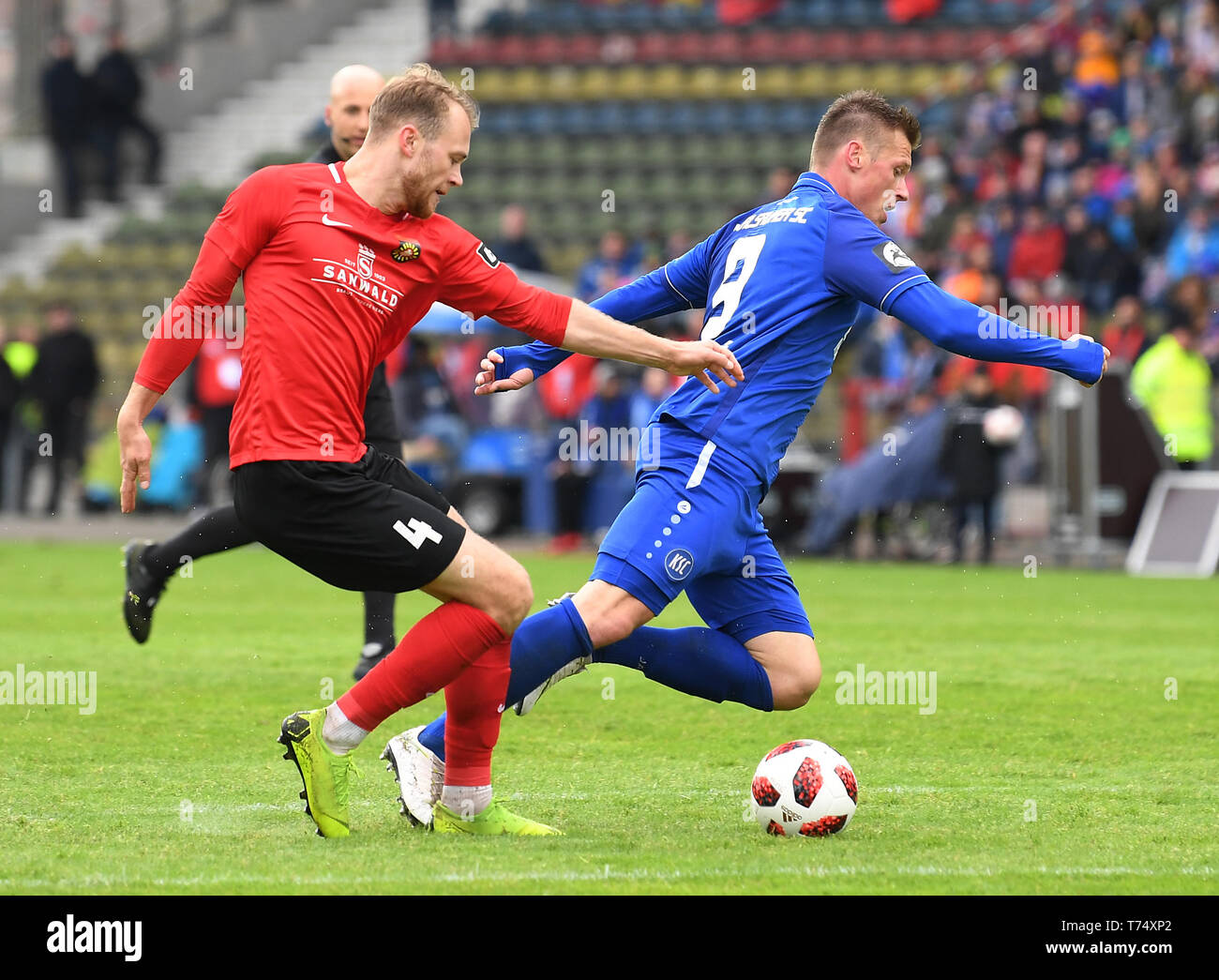 Karlsruhe, Deutschland. 04. Mai 2019. Duelle, Duell zwischen Korbinian Burger (SG Sonnenhof Grossaspach) und Marvin Pourie (KSC). GES/Fußball/3. Liga: Karlsruher SC - SG Sonnenhof Grossaspach, 4. Mai 1919 - Fußball 3. Division: Karlsruher SC vs SG Sonnenhof Grossaspach, Karlsruhe, Mai 04, 2019 - | Verwendung der weltweiten Kredit: dpa/Alamy leben Nachrichten Stockfoto