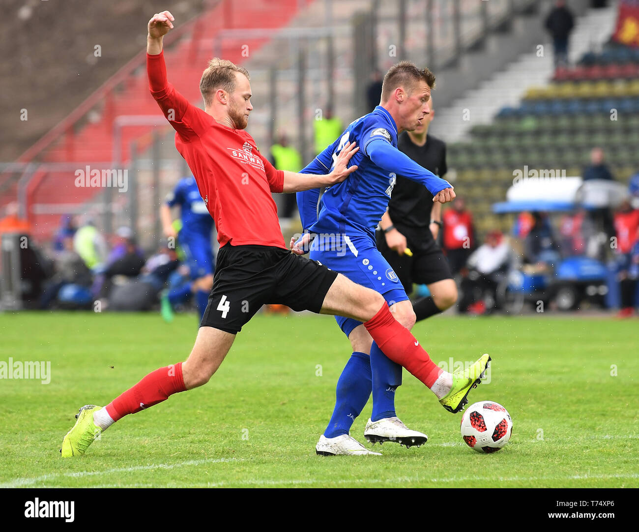 Karlsruhe, Deutschland. 04. Mai 2019. Duelle, Duell zwischen Korbinian Burger (SG Sonnenhof Grossaspach) und Marvin Pourie (KSC). GES/Fußball/3. Liga: Karlsruher SC - SG Sonnenhof Grossaspach, 4. Mai 1919 - Fußball 3. Division: Karlsruher SC vs SG Sonnenhof Grossaspach, Karlsruhe, Mai 04, 2019 - | Verwendung der weltweiten Kredit: dpa/Alamy leben Nachrichten Stockfoto