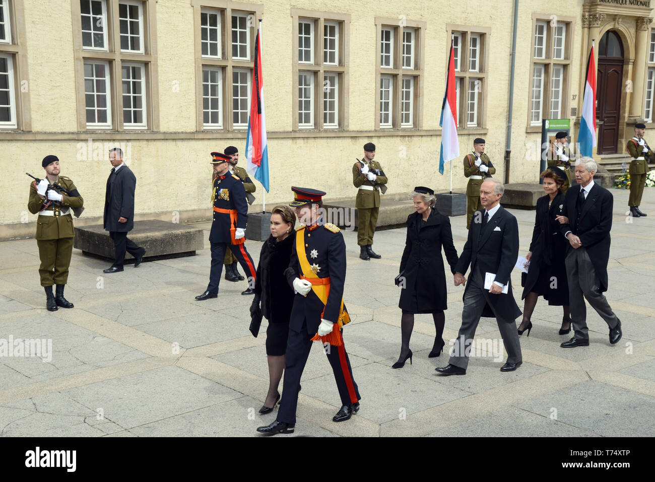 Luxemburg, Luxemburg. 04 Mai, 2019. Großherzog Henri von Luxemburg (L-R) und Frau Großherzogin Maria Teresa, Erzherzogin Marie Astrid von Österreich und Ehemann Erzherzog Carl Christian von Österreich sowie Prinzessin Margaretha von Liechtenstein (Hintergrund) und Ehemann Nikolaus Prinz von Liechtenstein die Kirche verlassen nach der Beerdigung des Alten Großherzog Jean. Der ehemalige Staatschef des Großherzogtums (1964 bis 2000) im Alter von 98 Jahren gestorben. Zahlreiche Vertreter der europäischen Königshäuser waren bei der Trauerfeier. Credit: Harald Tittel/dpa/Alamy leben Nachrichten Stockfoto