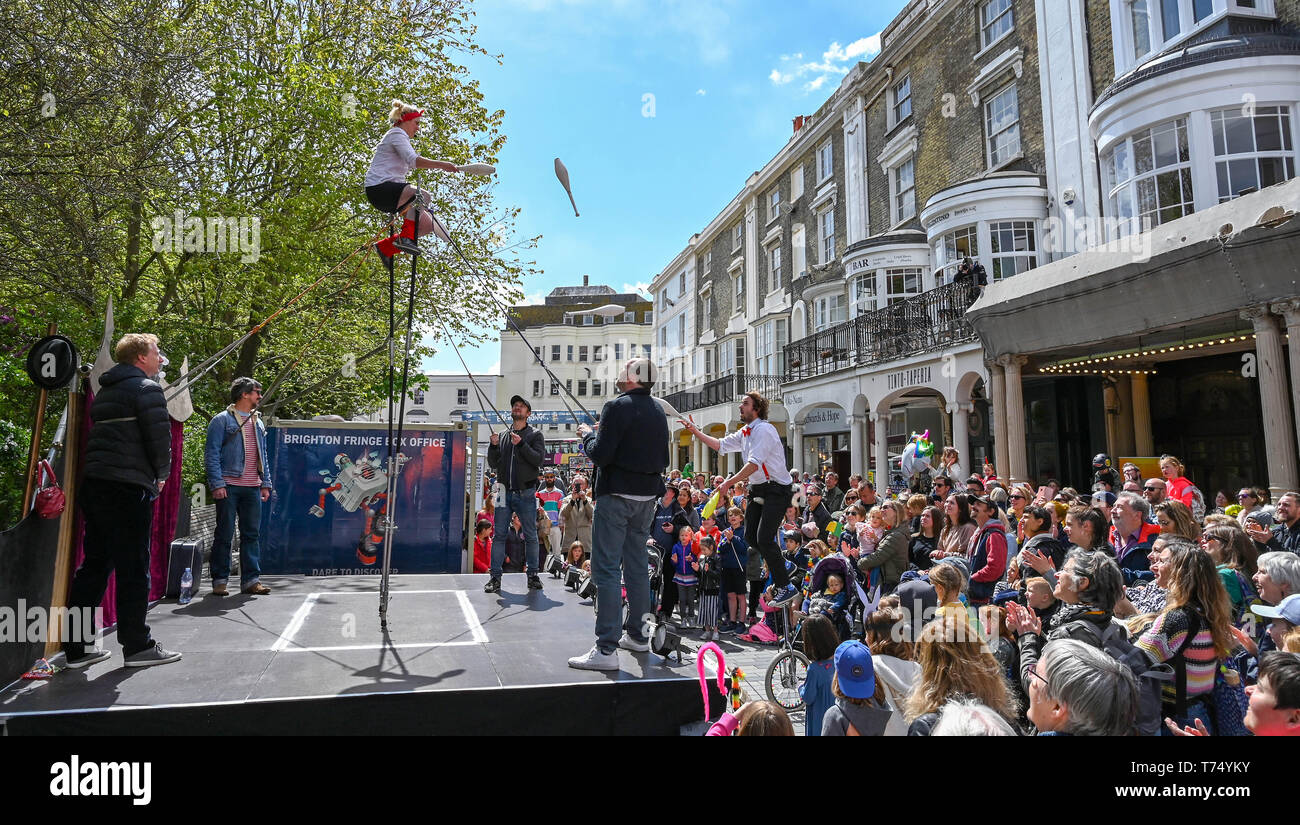 Brighton UK 4. Mai 2019 - Passen bis Produktionen durchführen zu Massen an treets das Brighton Festival Fringe von Brighton" Veranstaltung im Zentrum der Stadt am Eröffnungstag. Foto: Simon Dack/Alamy leben Nachrichten Stockfoto