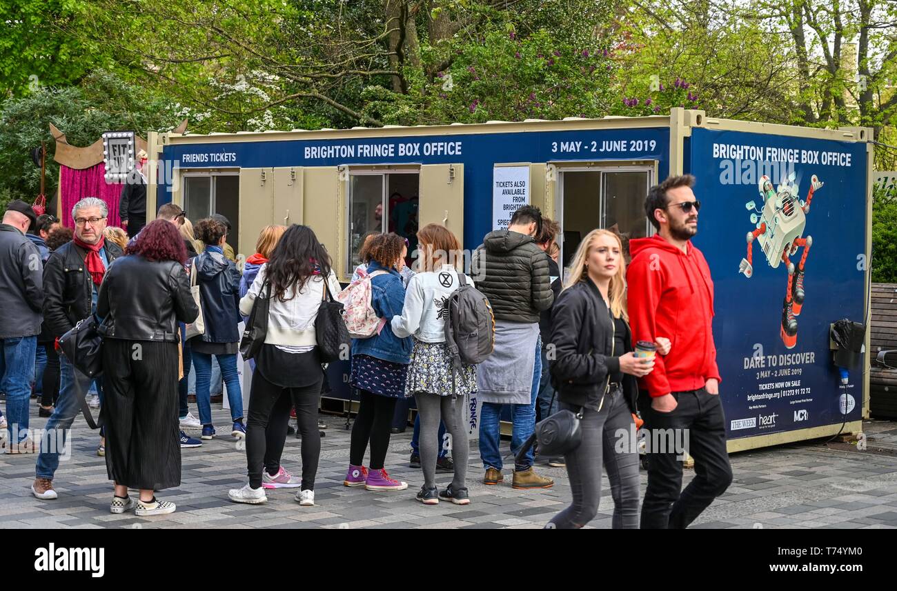 Brighton UK 4. Mai 2019 - Massen Karten kaufen bei treets das Brighton Festival Fringe von Brighton" Veranstaltung im Zentrum der Stadt am Eröffnungstag. Foto: Simon Dack/Alamy leben Nachrichten Stockfoto