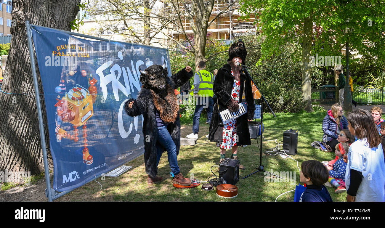 Brighton UK 4. Mai 2019 - Darsteller auf treets das Brighton Festival Fringe von Brighton" Veranstaltung im Zentrum der Stadt am Eröffnungstag. Foto: Simon Dack/Alamy leben Nachrichten Stockfoto