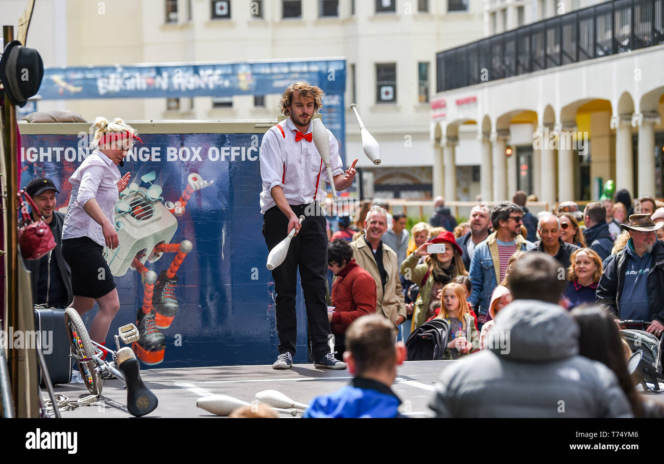 Brighton UK 4. Mai 2019 - Passen bis Produktionen durchführen zu Massen an treets das Brighton Festival Fringe von Brighton" Veranstaltung im Zentrum der Stadt am Eröffnungstag. Foto: Simon Dack/Alamy leben Nachrichten Stockfoto