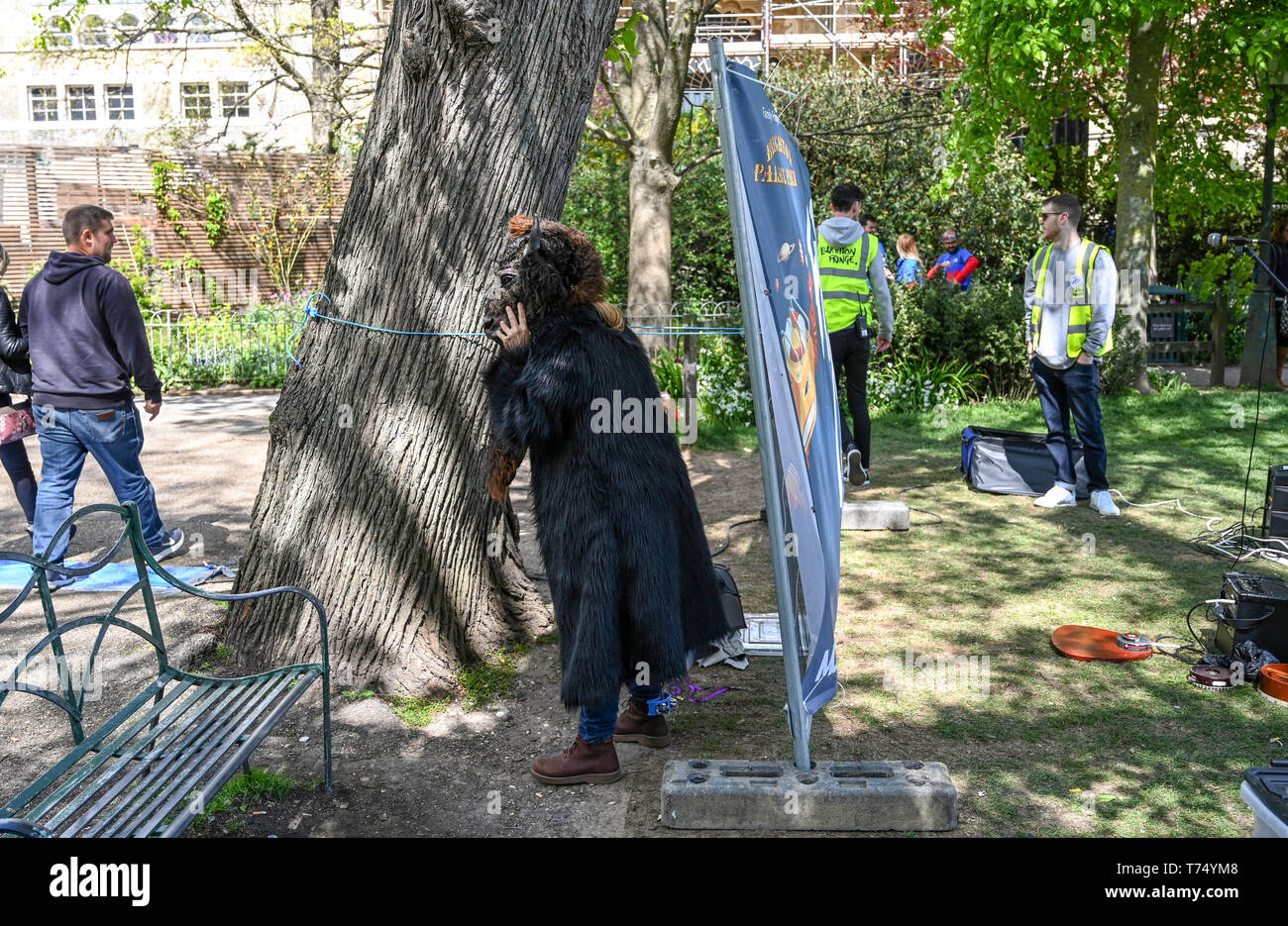 Brighton UK 4. Mai 2019 - Schauspieler bereitet sich hinter einem Schirm vor der Durchführung an treets das Brighton Festival Fringe von Brighton" Veranstaltung im Zentrum der Stadt am Eröffnungstag. Foto: Simon Dack/Alamy leben Nachrichten Stockfoto