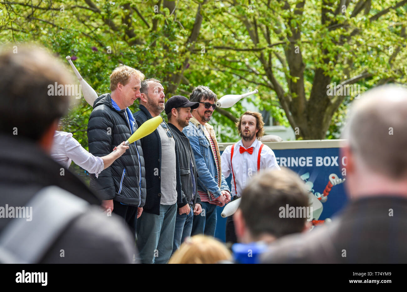 Brighton UK 4. Mai 2019 - Passen bis Produktionen durchführen zu Massen an treets das Brighton Festival Fringe von Brighton" Veranstaltung im Zentrum der Stadt am Eröffnungstag. Foto: Simon Dack/Alamy leben Nachrichten Stockfoto