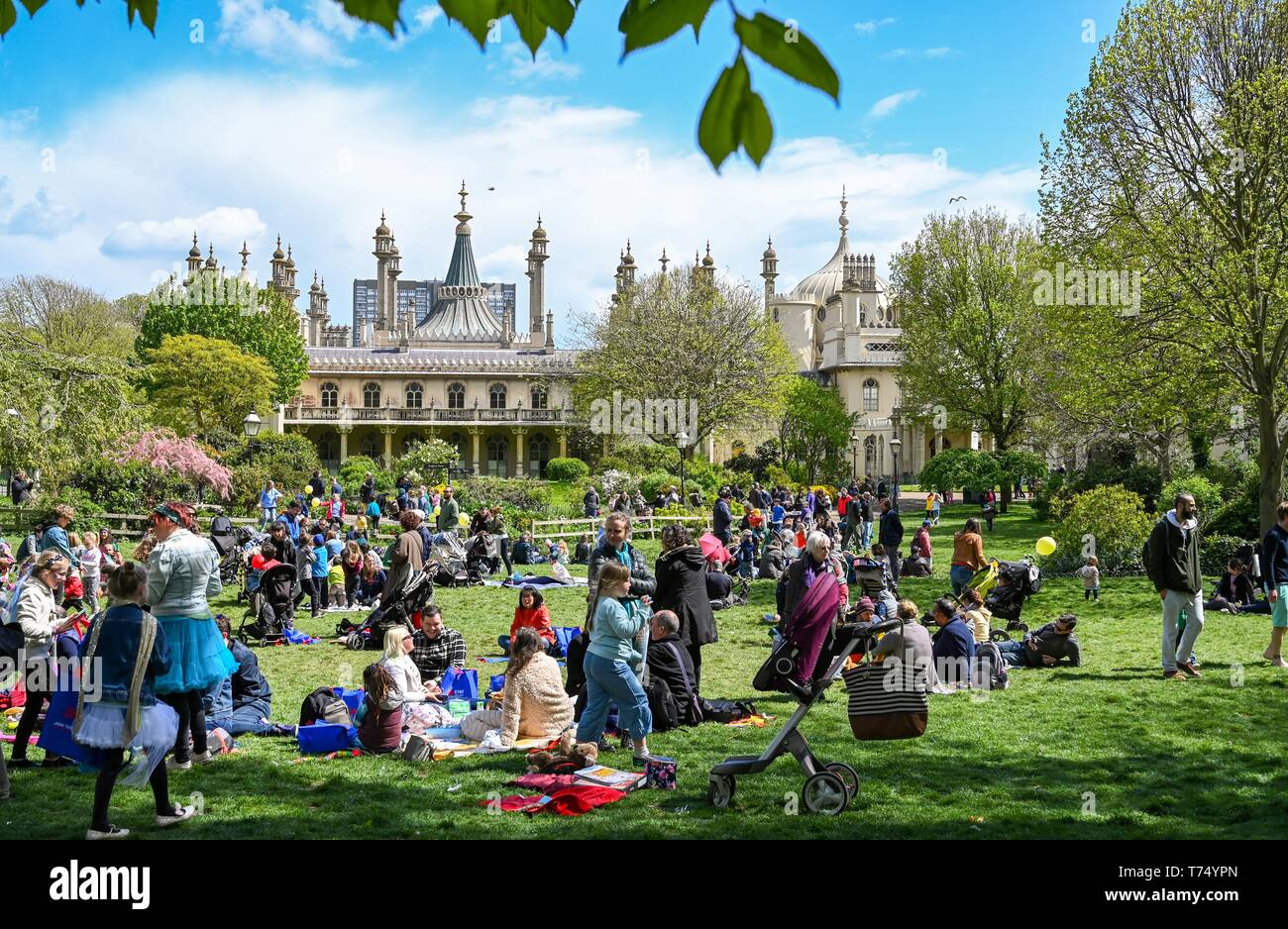 Brighton UK 4. Mai 2019 - Besucher der sonnigen, aber kalten Wetter in Brighton Pavilion Gardens genießen heute mit ungeklärten Bedingungen Prognose für das Vereinigte Königreich in den nächsten Tagen. Foto: Simon Dack/Alamy leben Nachrichten Stockfoto