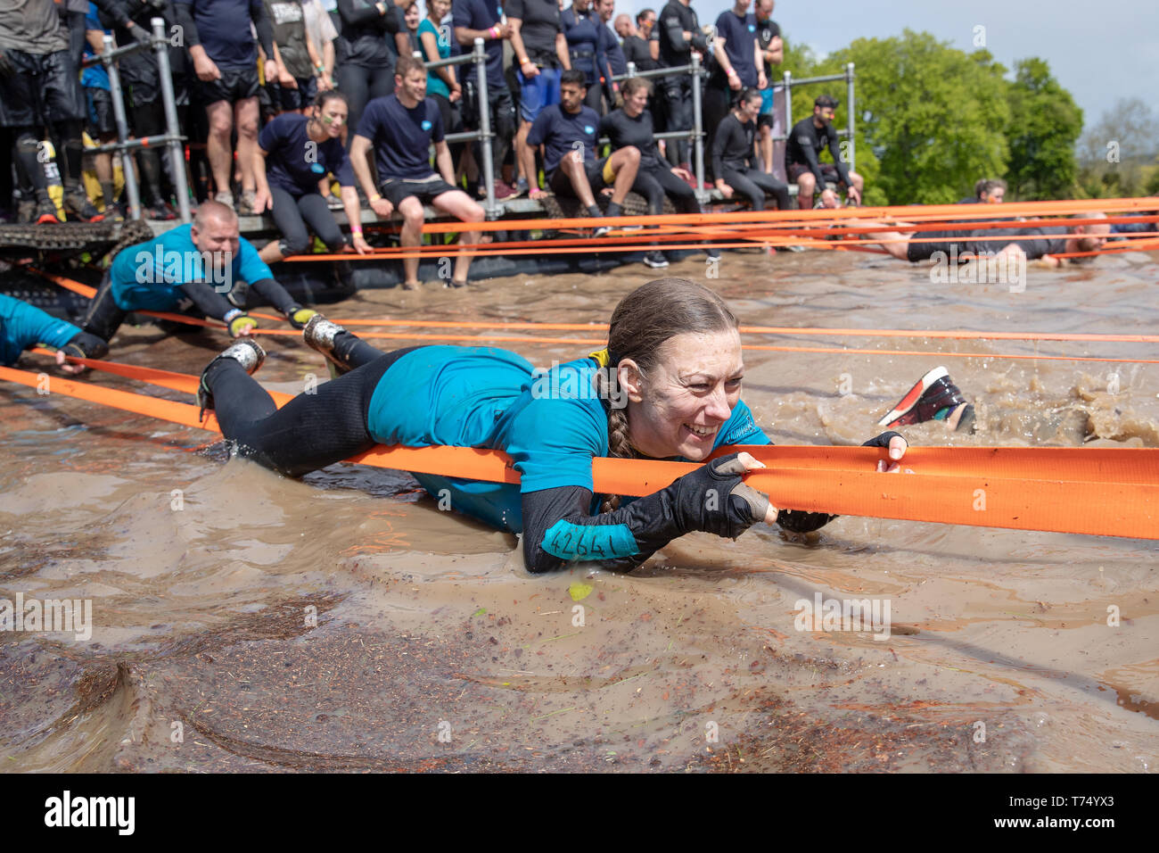 Henley-on-Thames, UK. Samstag, 4. Mai 2019. Mitbewerber gegen die 2019 Harte Mudder - London West an Culden Faw Immobilien, © Jason Richardson/Alamy leben Nachrichten Stockfoto