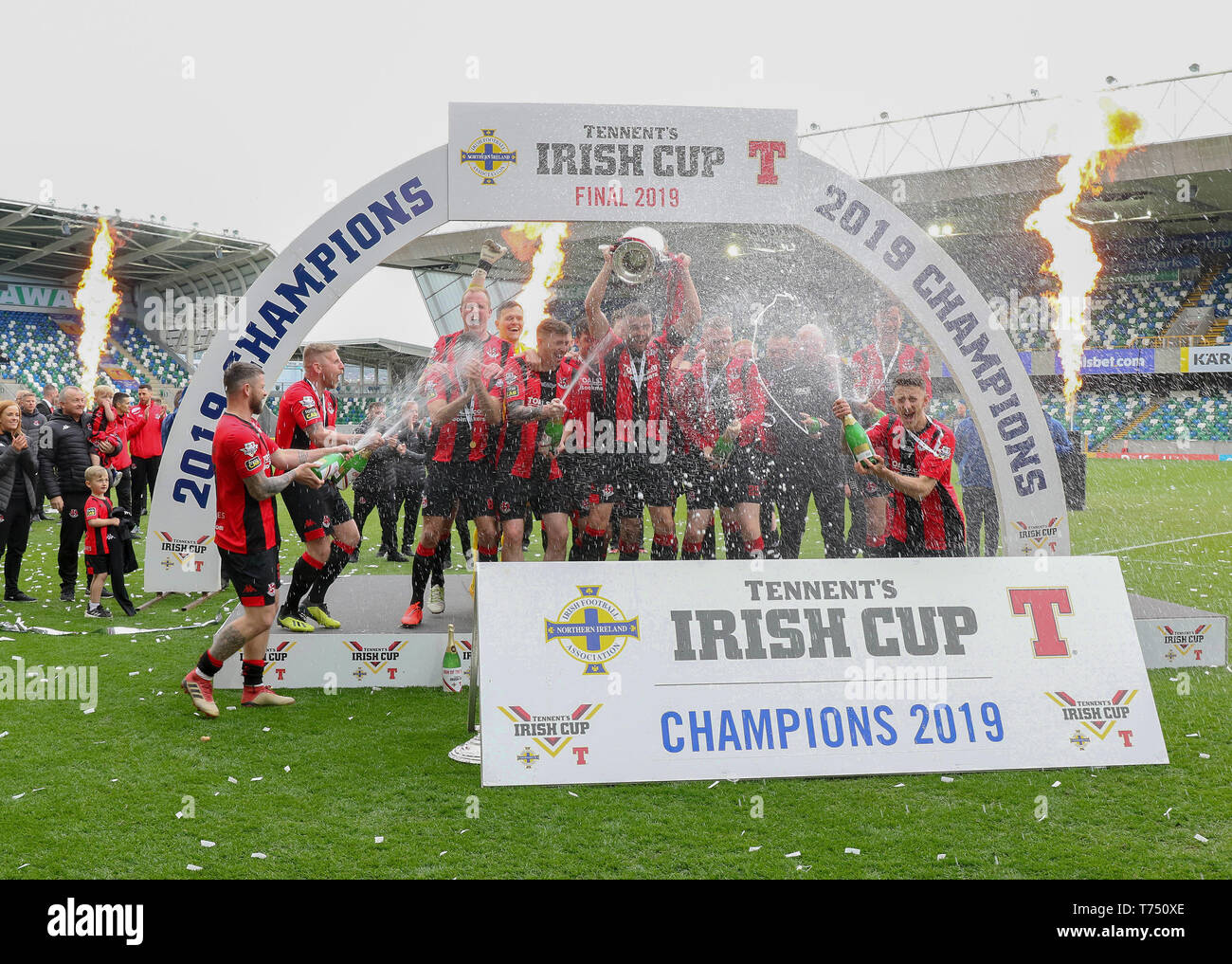 Nationale Fußball-Stadion im Windsor Park, Belfast, Nordirland, Irland. 04 Mai, 2019. Tennent's Irish Cup Finale - Salloon United 0 Kreuzritter 3. Aktion/Coverage von der heutigen Pokalspiel. Kreuzfahrer heben Sie die Schale. Quelle: David Hunter/Alamy leben Nachrichten Stockfoto