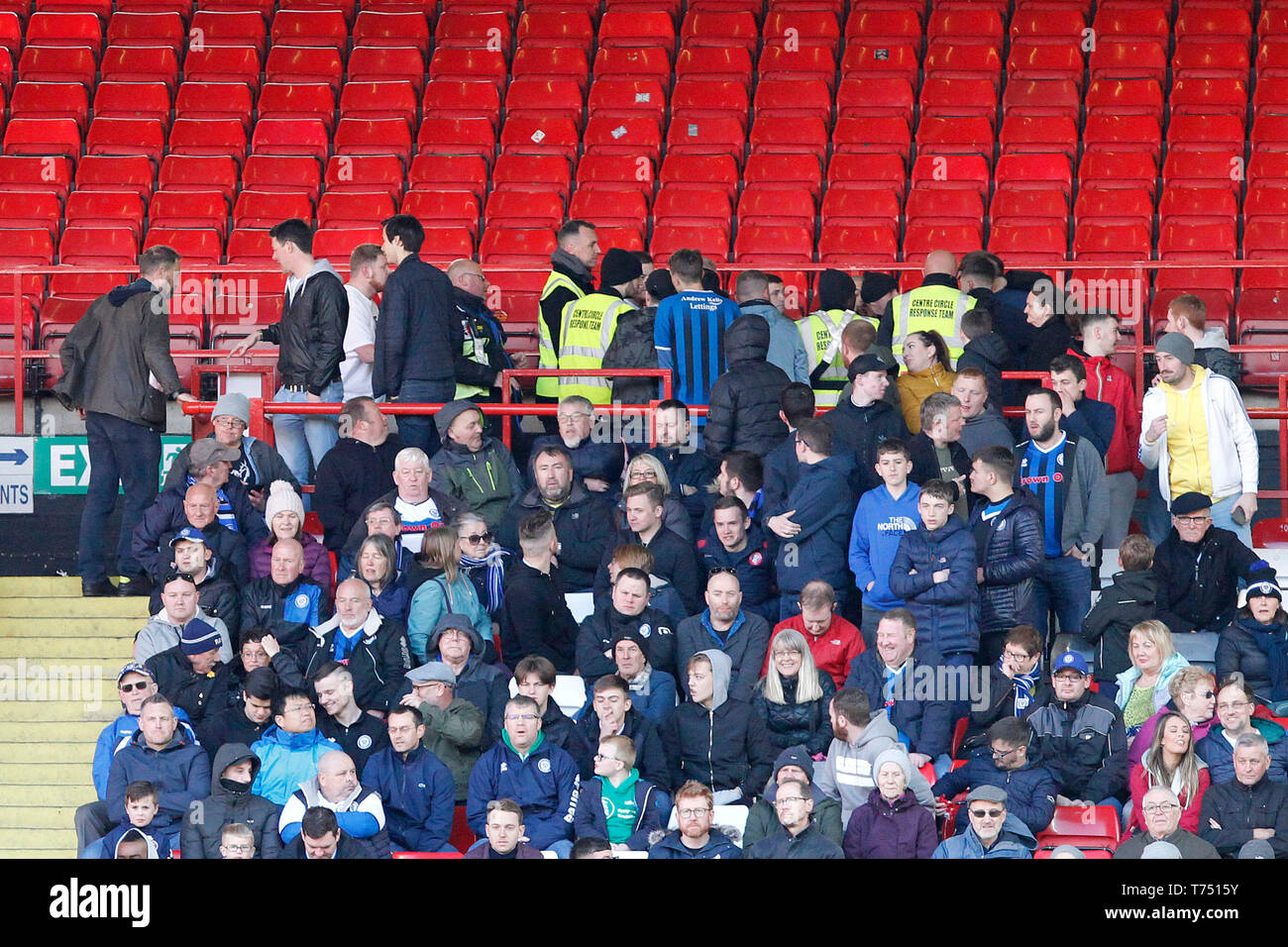 London, Großbritannien. 04 Mai, 2019. Charlton Athletic Personal erscheinen mit Menge Ärger unter den Rochdale Fans während der efl Sky Bet Liga 1 Übereinstimmung zwischen Charlton Athletic und Rochdale im Valley, London, England, am 4. Mai 2019 zu beschäftigen. Foto von Carlton Myrie. Nur die redaktionelle Nutzung, eine Lizenz für die gewerbliche Nutzung erforderlich. Keine Verwendung in Wetten, Spiele oder einer einzelnen Verein/Liga/player Publikationen. Credit: UK Sport Pics Ltd/Alamy leben Nachrichten Stockfoto