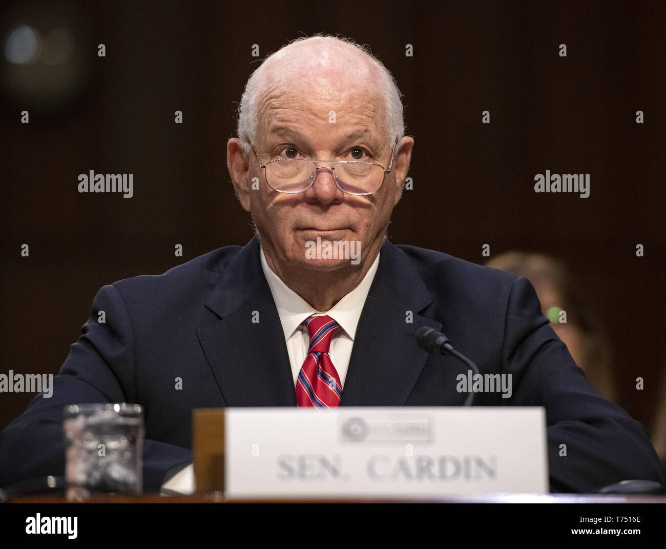 Washington, District of Columbia, USA. Mai, 2019. United States Senator Ben Cardin (Demokrat von Maryland) stellt Dr. Christopher Scolese, Direktor des NASA Goddard Space Flight Center, der vor dem US-Senat Select Committee on Intelligence wird auf seine Nominierung der Direktor des National Reconnaissance Office (NRO), auf dem Capitol Hill am 1. Mai 2019 bezeugen. Credit: Ron Sachs/CNP Credit: Ron Sachs/CNP/ZUMA Draht/Alamy leben Nachrichten Stockfoto