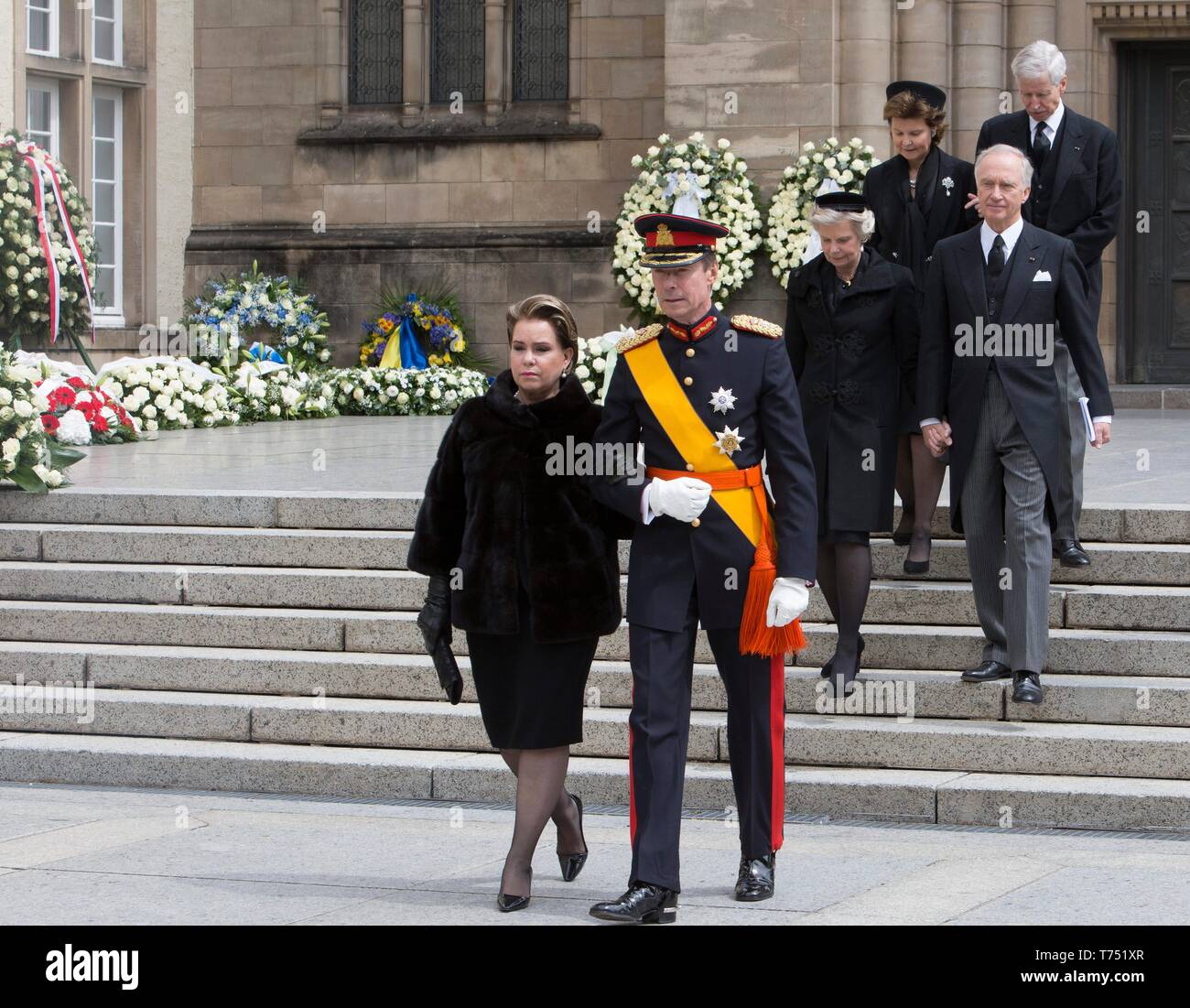 Luxemburg, Luxemburg. 04 Mai, 2019. Großherzog Henri und Großherzogin Maria Teresa von Luxemburg, Erzherzogin Marie Astrid von Österreich und Erzherzog Carl Christian von Österreich, Prinz Nikolaus und Prinzessin Margaretha von Liechtenstein an der Cathédrale Notre-Dame in Luxemburg auf Mai 04, 2019, nach der Trauerfeier von Seiner Königlichen Hoheit, Großherzog Jean von Luxemburg (5. Januar 1921 bis 23. April 2019) Credit: Albert Ph-van der Werf/Niederlande/Point de Vue |/dpa/Alamy leben Nachrichten Stockfoto