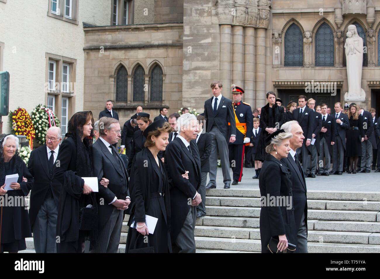 Luxemburg, Luxemburg. 04 Mai, 2019. Prinz Nikolaus und Prinzessin Margaretha von und zu Liechtenstein, Prinz Guillaume de Prinzessin Mathilde von Luxemburg Prinz Jean von Luxemburg und Diane de Guerre, Erzherzogin Marie Astrid von Österreich und Erzherzog Carl Christian von Österreich, König Albert II. und Königin Paola von Belgien und Familie, der Sarg in der Kathedrale Notre-Dame in Luxemburg durchgeführt, am Mai 04, 2019, nach der Trauerfeier von Seiner Königlichen Hoheit, Großherzog Jean von Luxemburg (5. Januar 1921 bis 23. April 2019) Credit: Albert Ph-van der Werf/Niederlande/Point de Vue |/dpa/Alamy leben Nachrichten Stockfoto