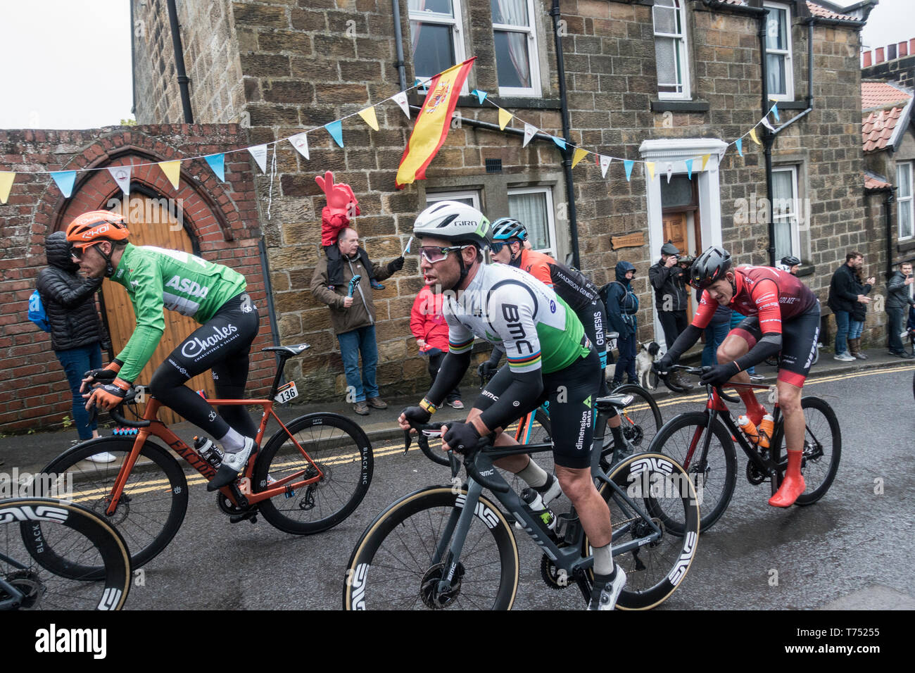 Grrosmont, North Yorkshire, England, UK. 4. Mai 2019. Wetter: Strapaziösen Bedingungen in der mens Rennen bei der Tour de Yorkshire als Mitfahrer (einschließlich Mark Cavendish Center) die steilen 1 in 3 Aufstieg aus grosmont an einem kalten, nassen und windigen Samstag in North Yorkshire. Schwerer Hagel und Regen entlang der Route auch für schwierige Fahrbedingungen. Credit: Alan Dawson/Alamy Leben Nachrichten. Stockfoto