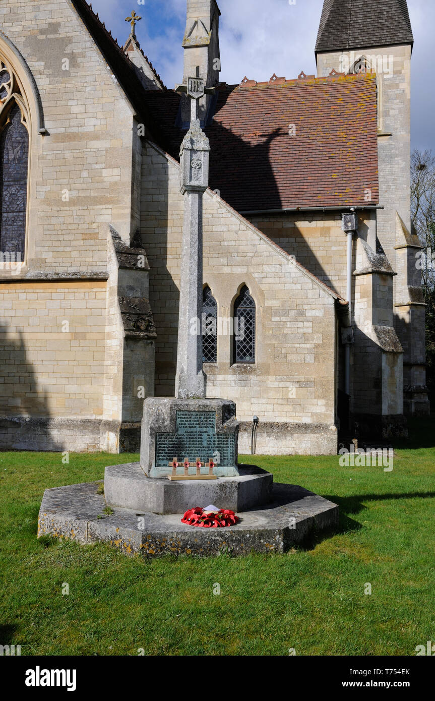 Kriegerdenkmal, Waresley, Cambridgeshire, steht im Kirchhof Lager 10 Namen derer, die ihr Leben im Ersten Weltkrieg gab es ist ungewöhnlich in Listi Stockfoto