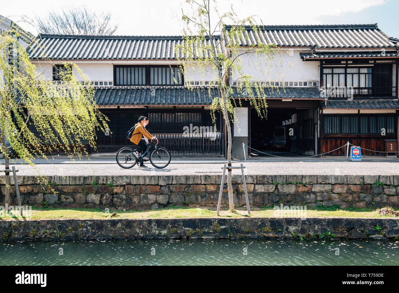 Okayama, Japan - 15 April, 2019: Kurashiki Bikan Historischen Viertel, Kanal und traditionelles Haus Stockfoto