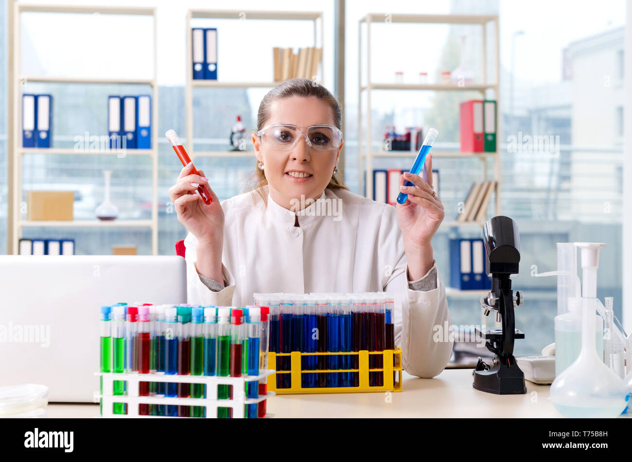Weibliche Chemiker in medizinischen Labors arbeiten Stockfoto