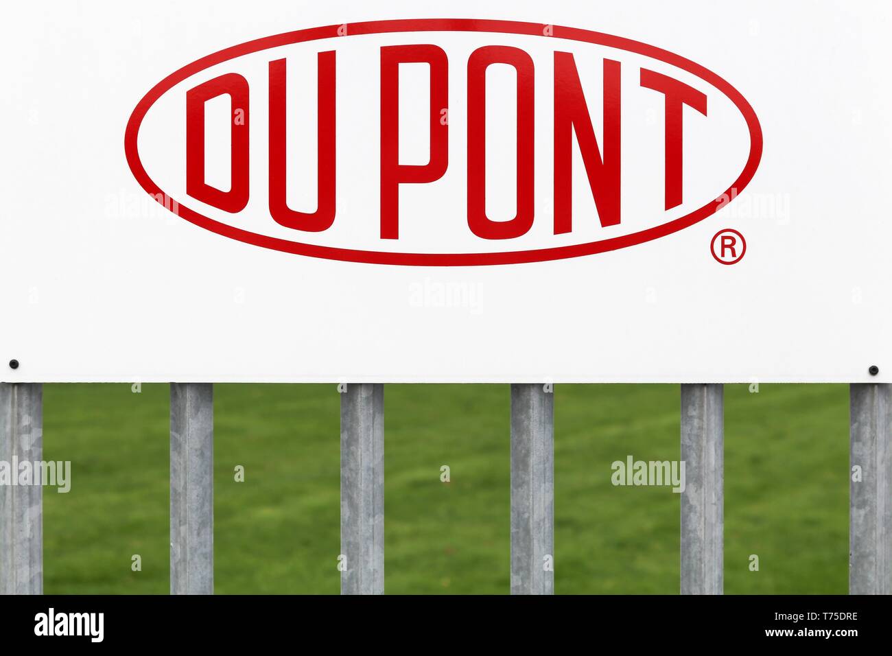 Brabrand, Dänemark - 7 November 2015: Logo der Marke Du Pont auf eine Tür. DuPont ist eine US-amerikanische Chemieunternehmen Stockfoto