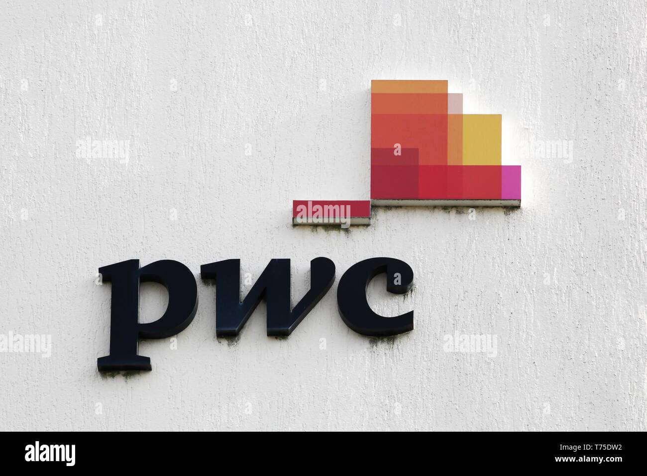 Bourg, Frankreich - April 5, 2019: PWC Logo auf eine Wand. PricewaterhouseCoopers ist eine multinationale Professional Services Network Stockfoto