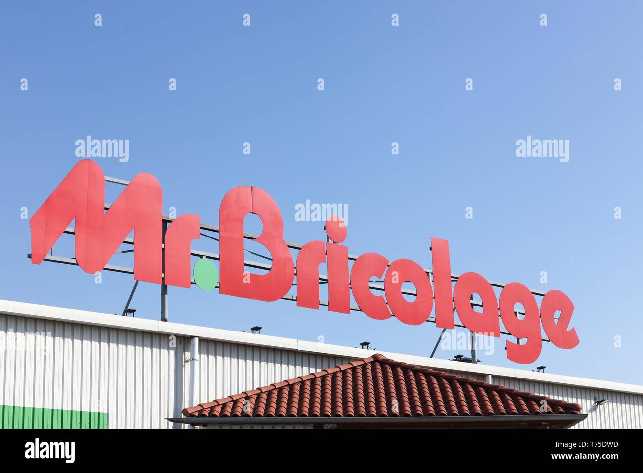 Arles, Frankreich - Juli 4, 2018: Herr Bricolage Logo auf ein Gebäude. Herr Bricolage ist eine französische Einzelhandelskette bietet home improvement Stockfoto