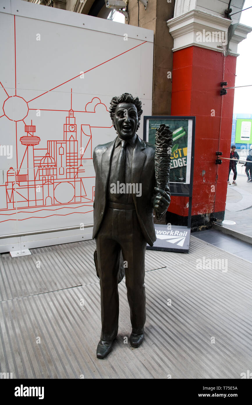 Ken Dodd Statue in Lime Street Station, Liverpool Stockfoto