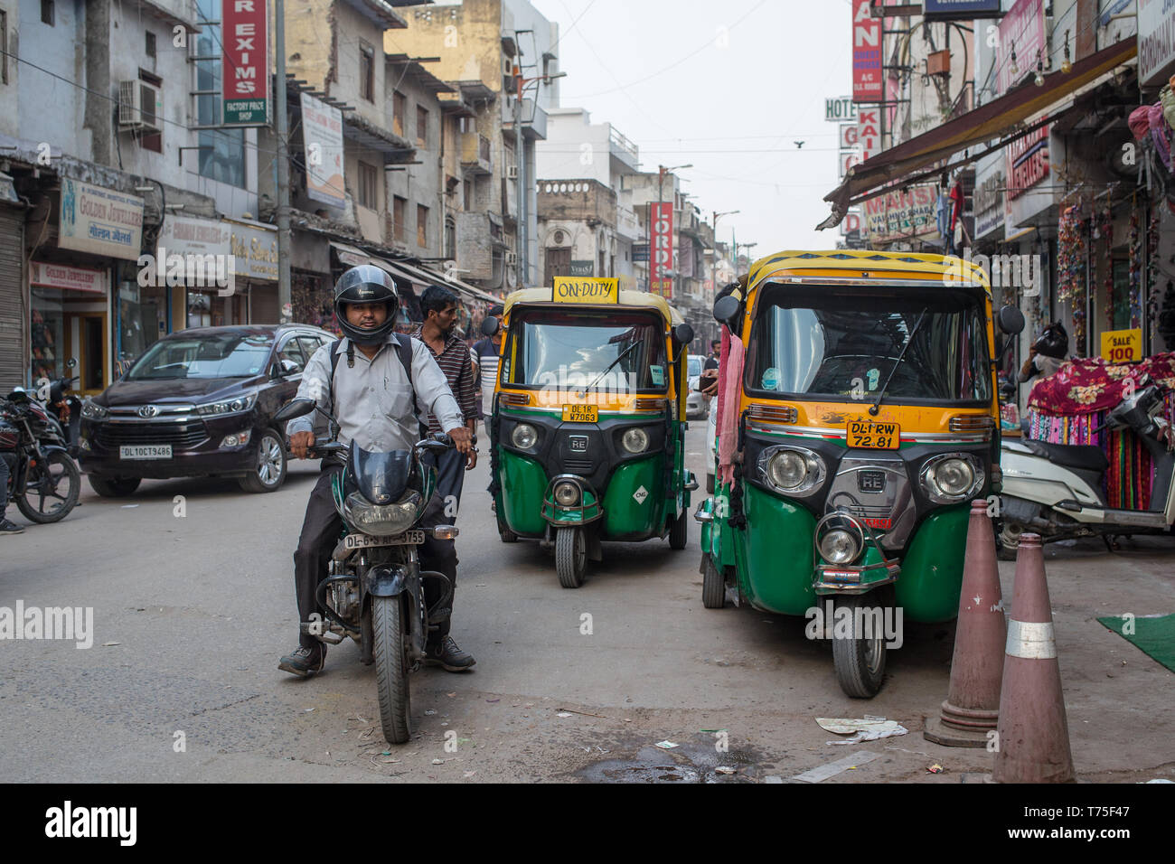 Taxi Rikschas, die für Kunden auf der berühmten Bazar in Neu Delhi, Indien Stockfoto