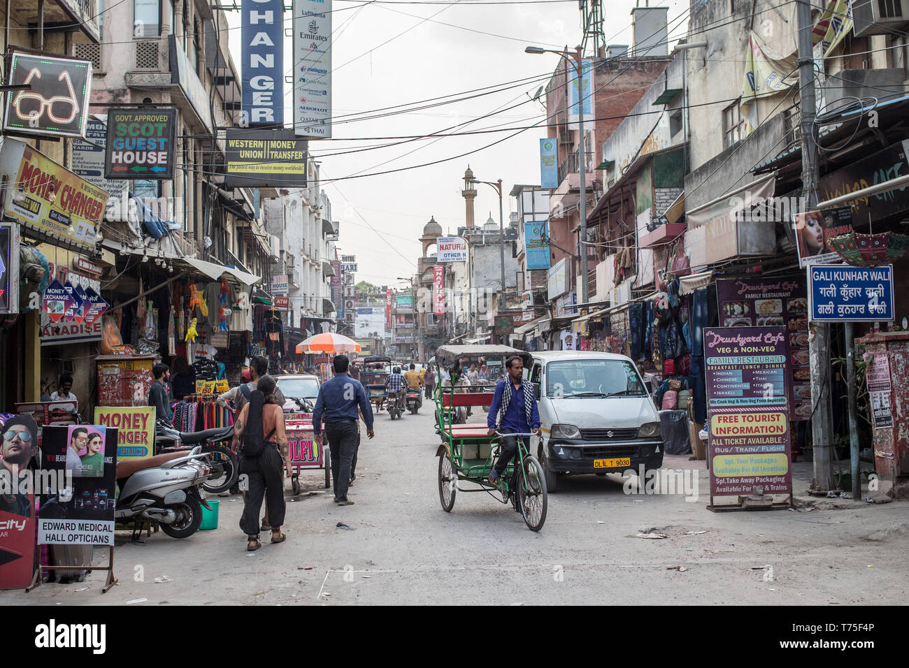 Eine vielbefahrene Straße in der Innenstadt von Neu Delhi Stockfoto