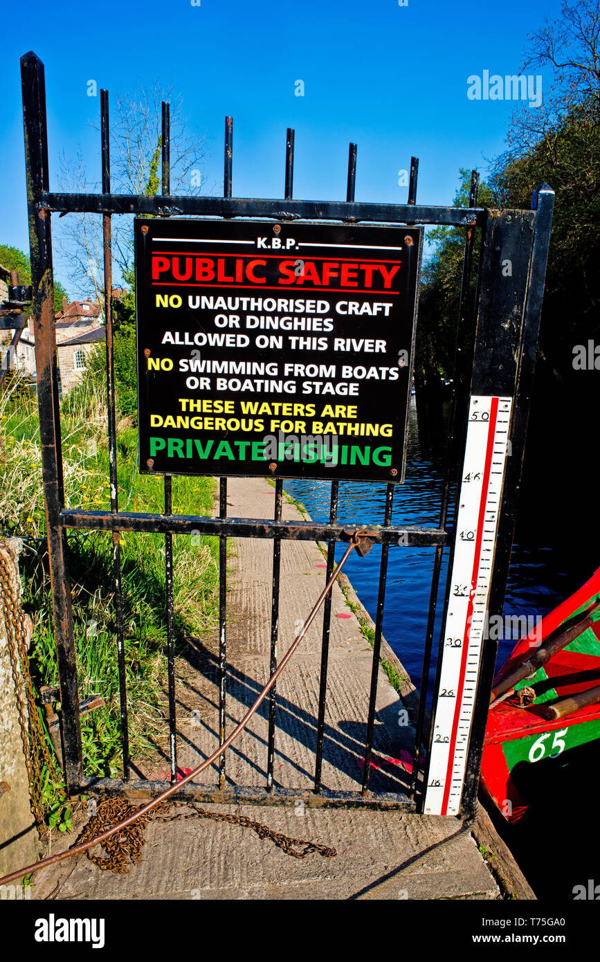 Öffentliche Sicherheit und Datenschutz, Fluss Nidd, Knaresborough, England Stockfoto