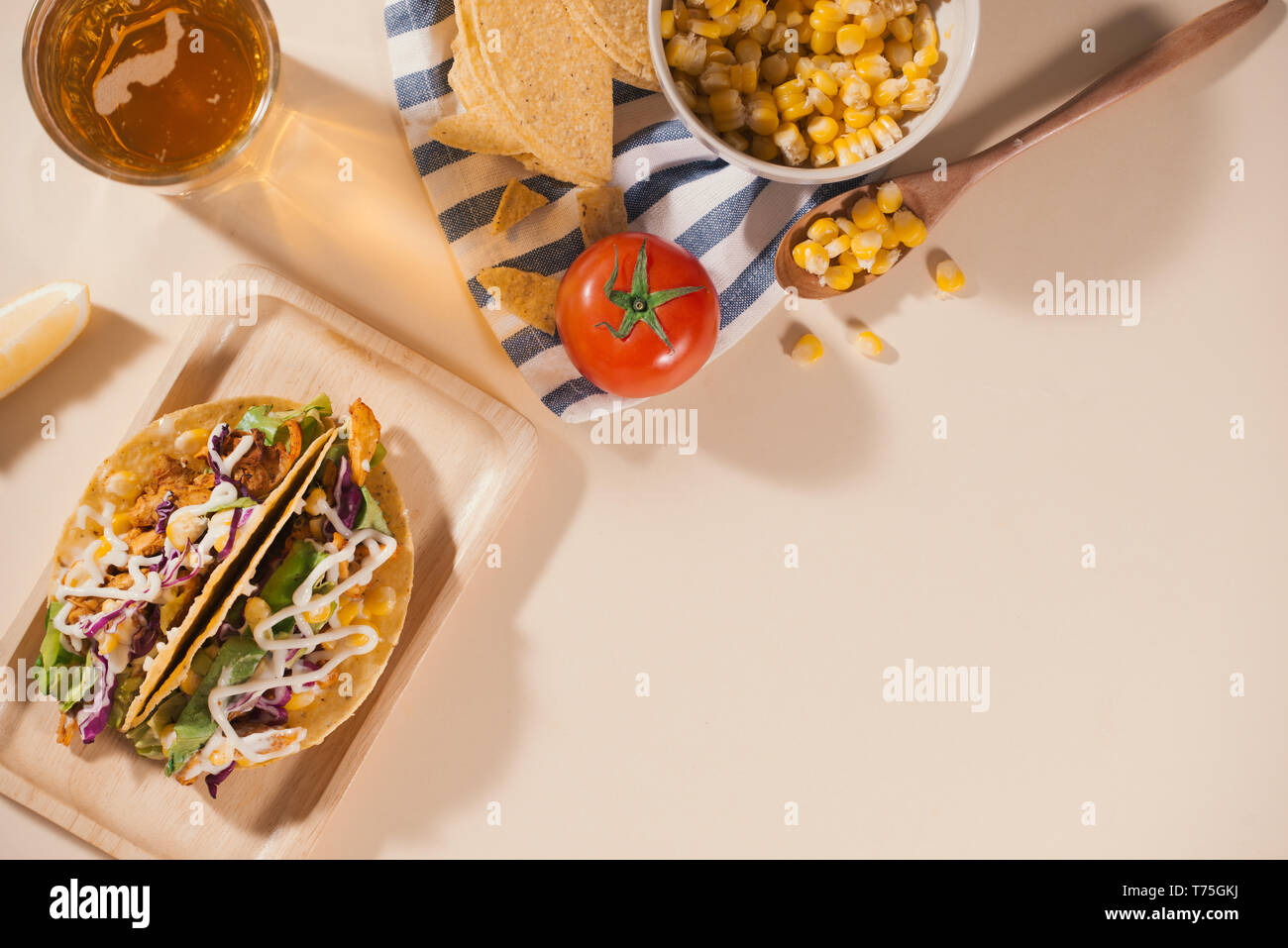 Traditionellen mexikanischen Taco mit Fleisch und Gemüse. Lateinamerikanische Küche. Stockfoto