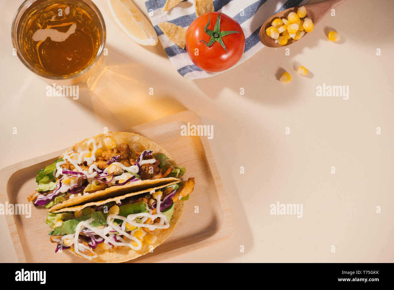 Traditionellen mexikanischen Taco mit Fleisch und Gemüse. Lateinamerikanische Küche. Stockfoto