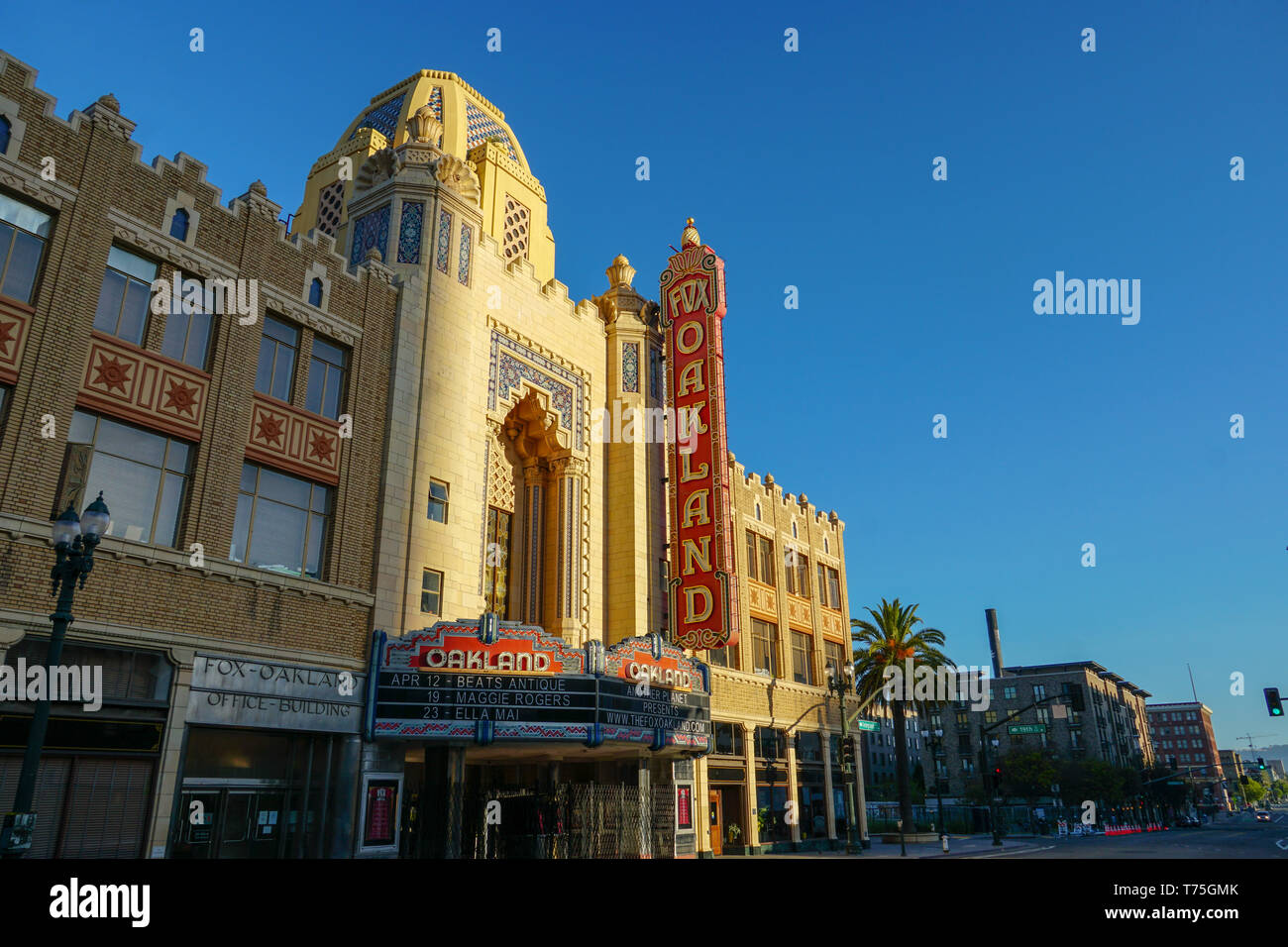 OAKLAND, Kalifornien - 13. APRIL 2019: Am Morgen die Sonne steigt auf dem Fox Oakland Theater, Konzertsaal und ehemaligen Kino in der Innenstadt von Oakland. Stockfoto