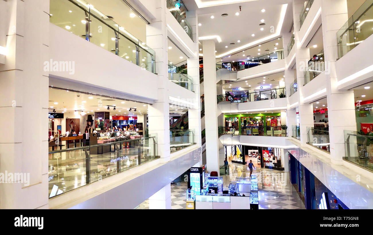 Vincom Plaza Go Vap 6 Etagen verfgt ber Vinmart Supermarkt Theater CGV  Wall Street englische Buchhandlung groes Einkaufszentrum moderne  Architektur Saigon Stockfotografie - Alamy
