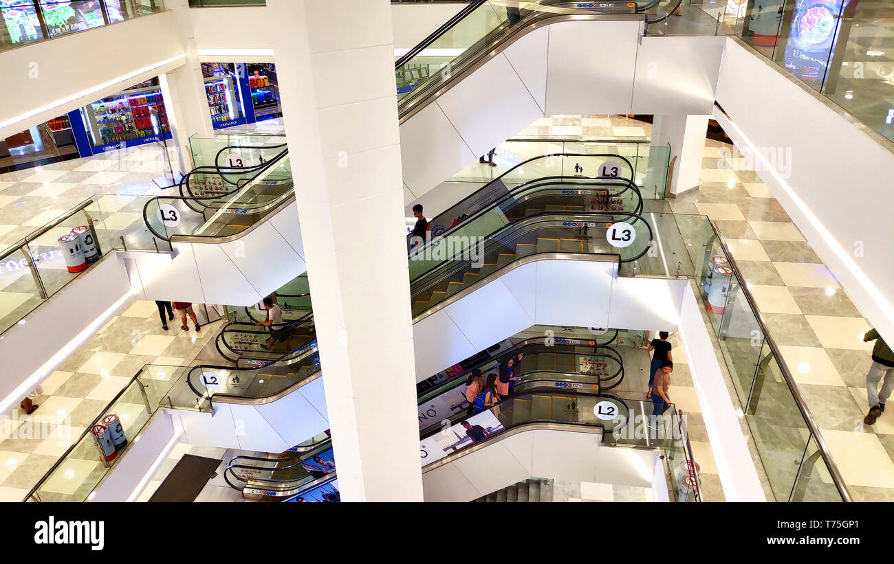 Saigon/Vietnam: Juweliergeschfte einzigartiges Design in Vincom Plaza Go Vap  6 Etagen groes Einkaufszentrum moderne Architektur schnes Licht  Dekoration Stockfotografie - Alamy
