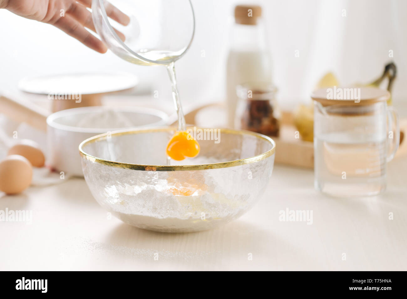 Frische Eier, Milch und Mehl auf weißen Tisch Stockfoto