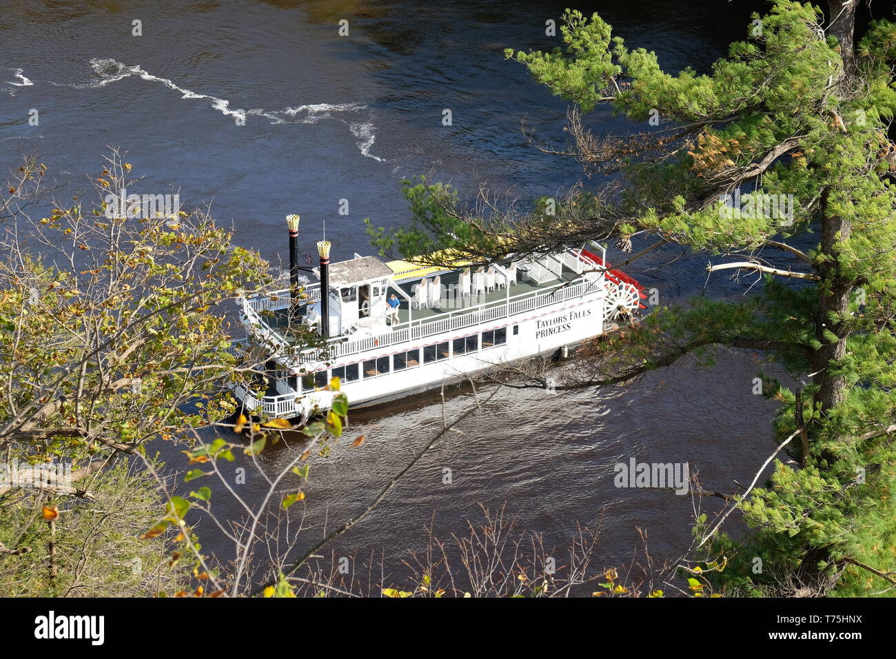 Ein Bild von einem Boot Kreuzfahrt die St. Croix in Taylor Falls, MN Stockfoto