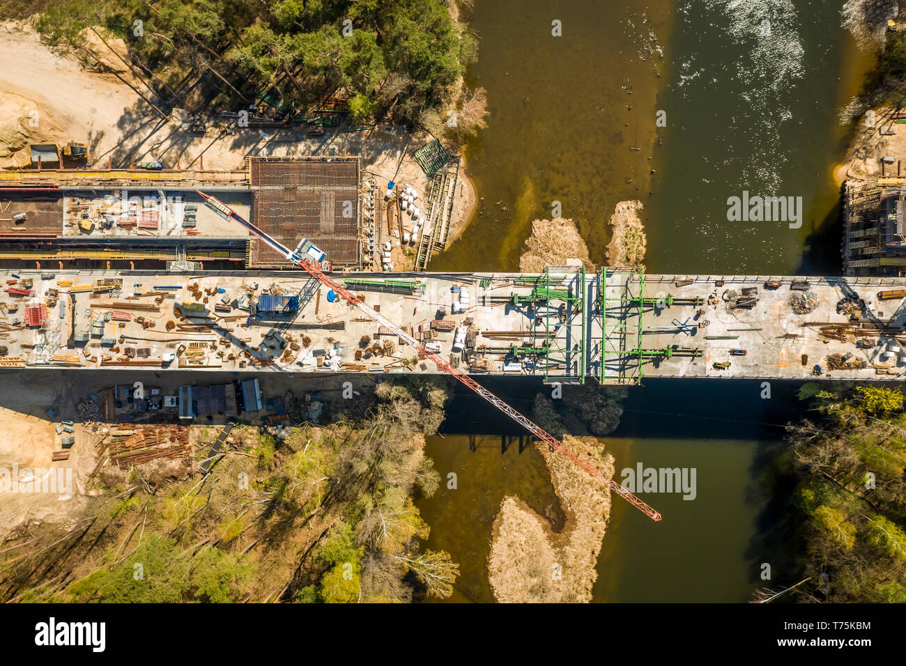 Große Autobahn Baustelle mit Kran, Luftaufnahme Stockfoto