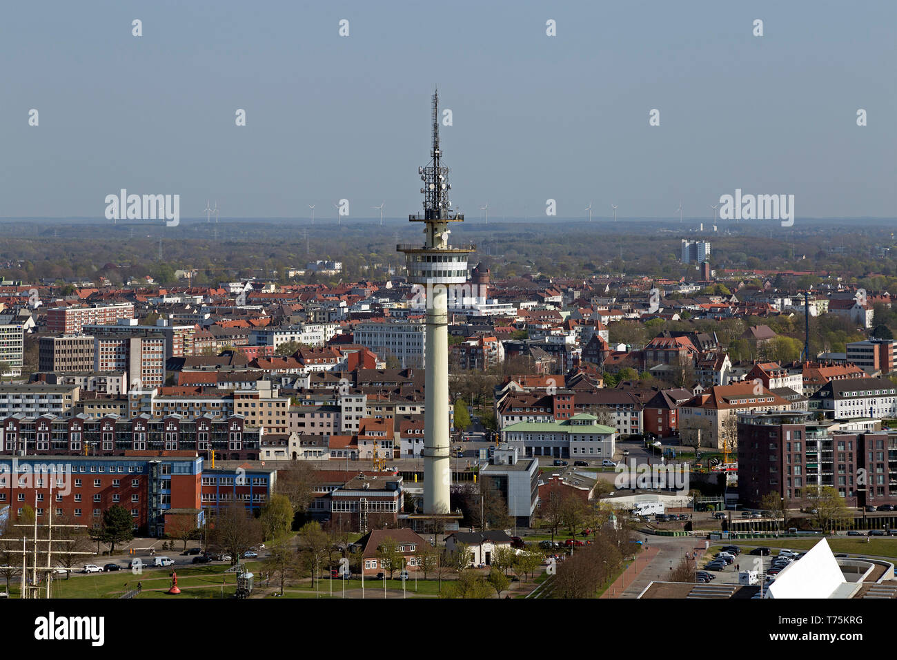 Blick auf den Fernsehturm von der Aussichtsplattform des Atlantic Hotel Sail City, Bremerhaven, Bremen, Deutschland Stockfoto