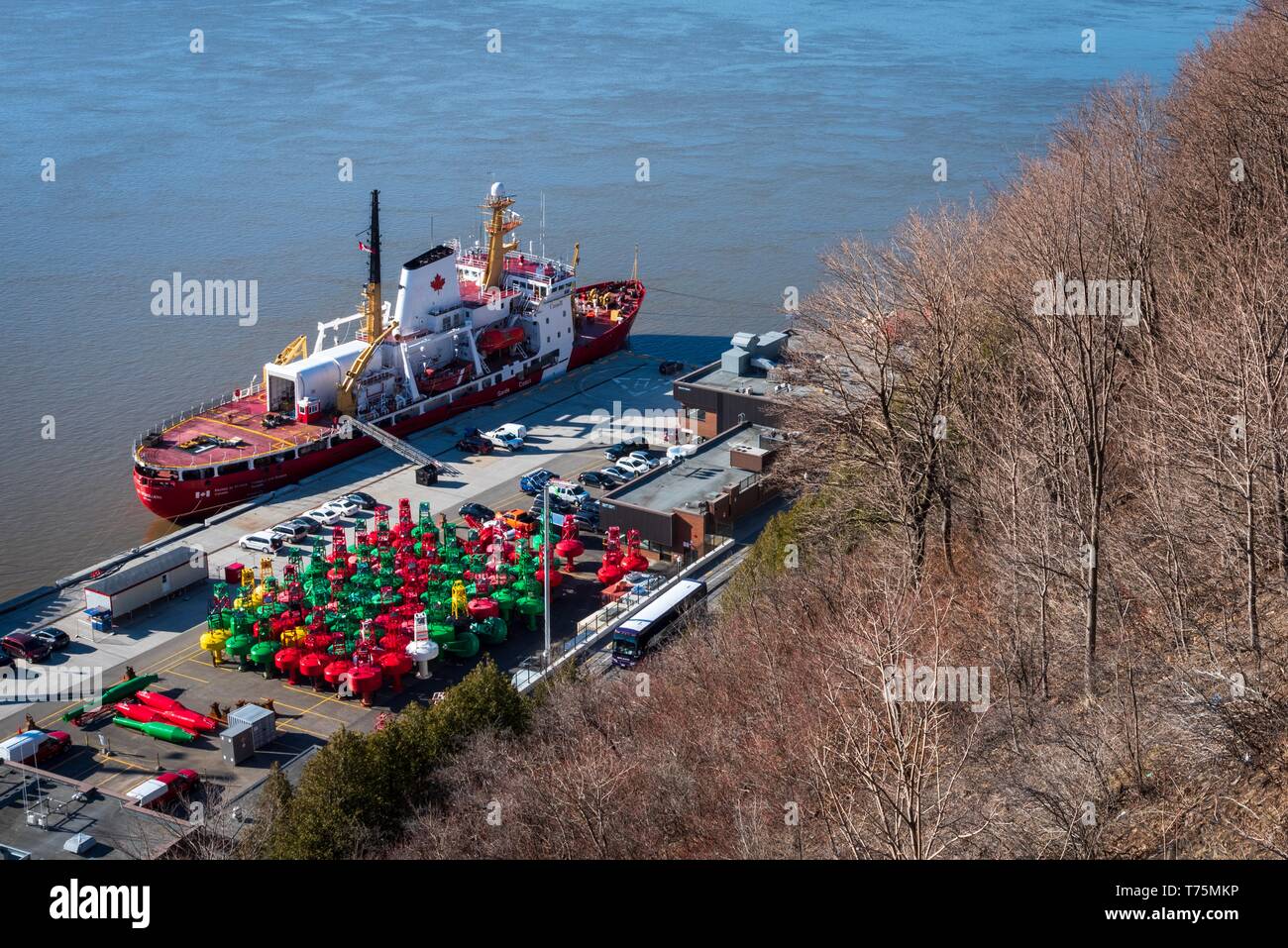 Frisch gestrichen Navigationsbojen warten auf den Einsatz in der kanadischen Küste Wachstation in Quebec City. Stockfoto