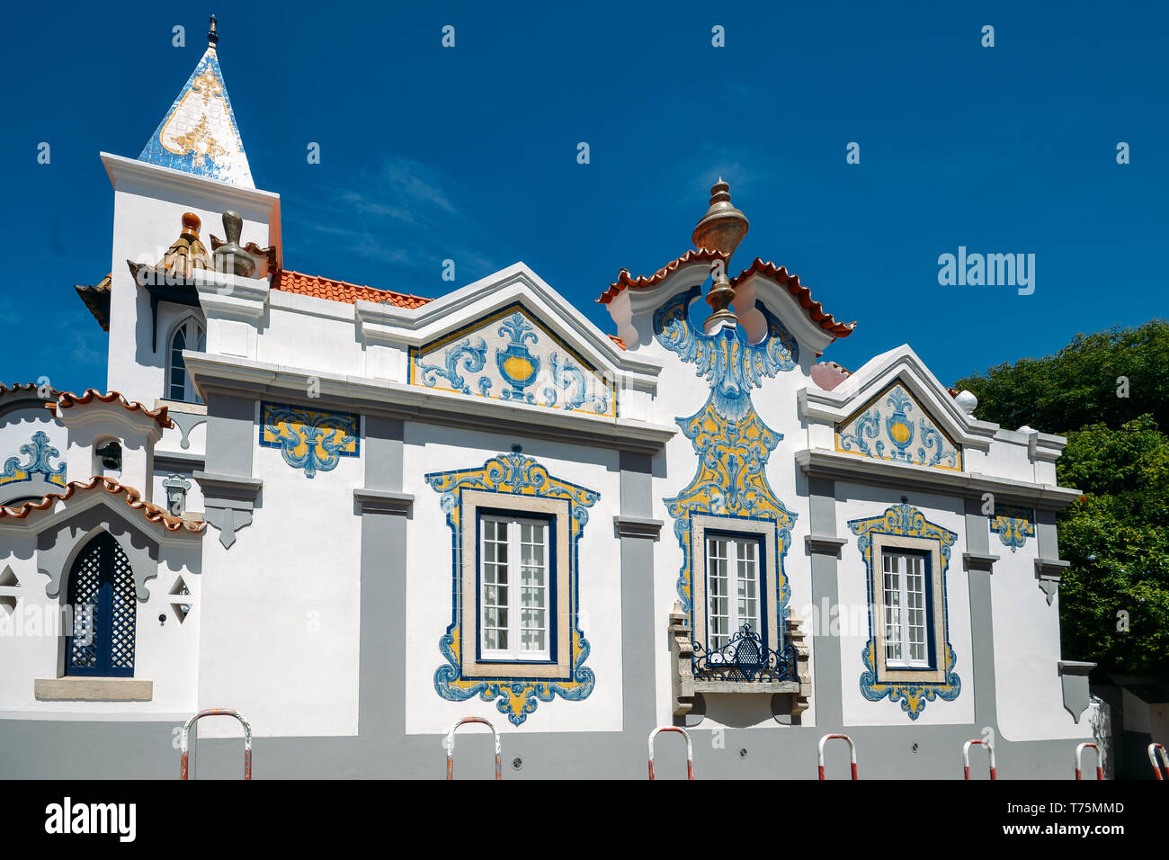Cascais, Portugal - Mai 3., 2019: Fassade des Hauses in Blau portugiesischen Stil Azulejo Kacheln in Cascais, Portugal abgedeckt Stockfoto