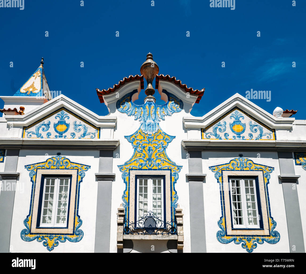 Cascais, Portugal - Mai 3., 2019: Fassade des Hauses in Blau portugiesischen Stil Azulejo Kacheln in Cascais, Portugal abgedeckt Stockfoto