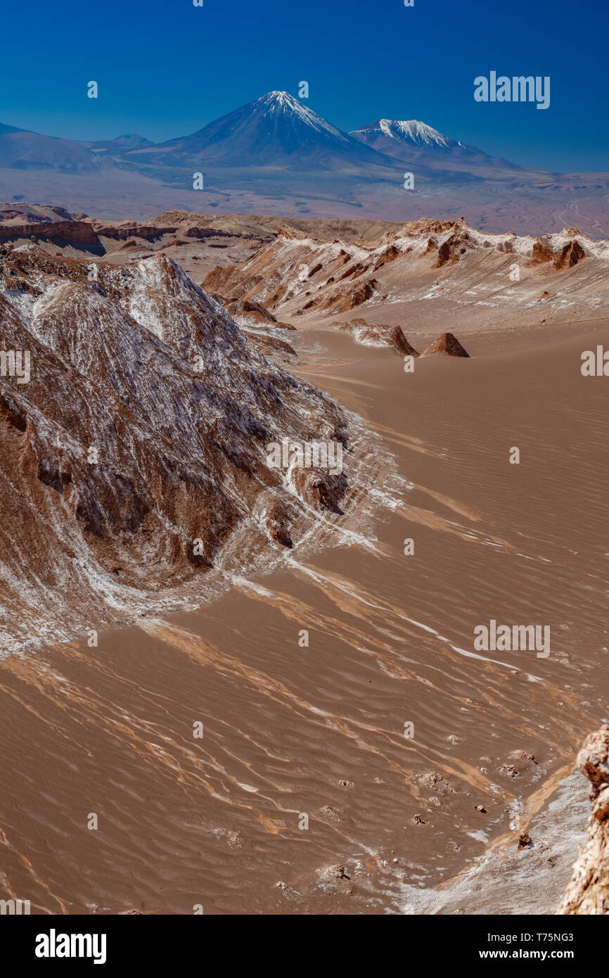 Moon Valley trockene Wüste Tal mit Licancabur Vulkan Stockfoto