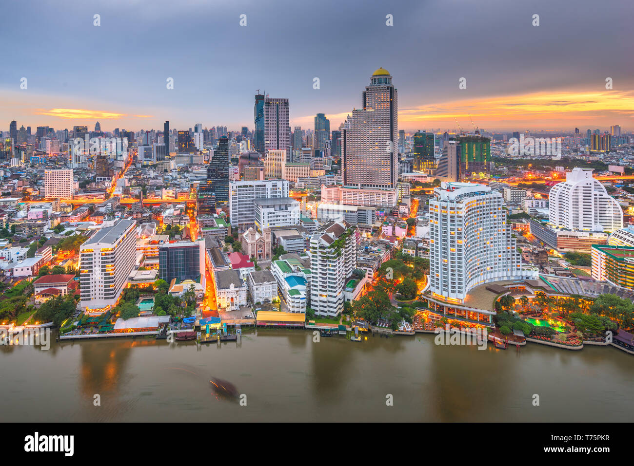 Bangkok, Thailand Stadtbild auf dem Fluss in der Dämmerung. Stockfoto